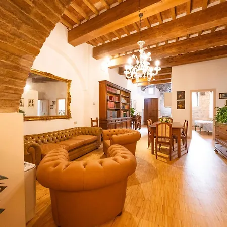 Lägenhet Elena Historic House Gubbio